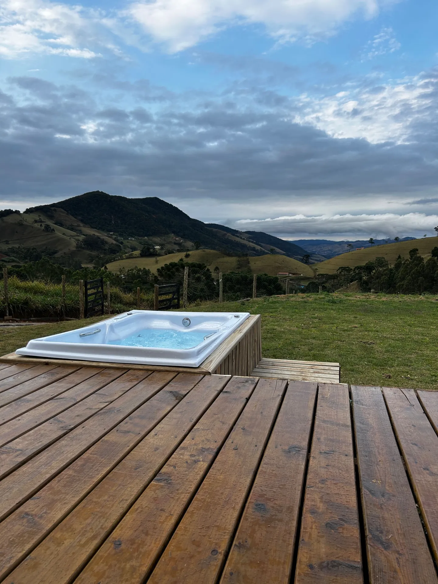 Hidromassagem no deck com as montanhas no horizonte